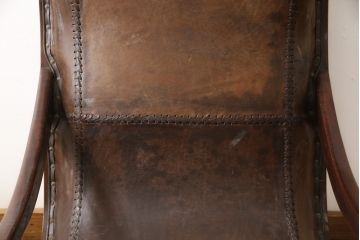 ベルギーアンティーク　本革　歴史を感じさせるレザーの風合いが素敵な1人掛けソファ(一人掛けソファ、アームチェア、ラウンジチェア)(R-058365)