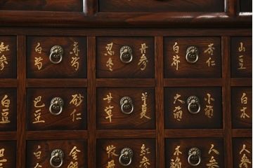 中古　中国アンティーク調　引き出し56杯　まるで映画の中に出てきそうな雰囲気の薬箪笥(小引き出し、ドロワー、店舗什器)(R-058366)