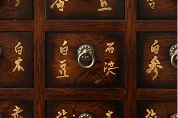 中古　中国アンティーク調　引き出し56杯　まるで映画の中に出てきそうな雰囲気の薬箪笥(小引き出し、ドロワー、店舗什器)(R-058366)