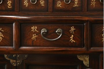 中古　中国アンティーク調　引き出し56杯　まるで映画の中に出てきそうな雰囲気の薬箪笥(小引き出し、ドロワー、店舗什器)(R-058366)