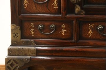 中古　中国アンティーク調　引き出し56杯　まるで映画の中に出てきそうな雰囲気の薬箪笥(小引き出し、ドロワー、店舗什器)(R-058366)