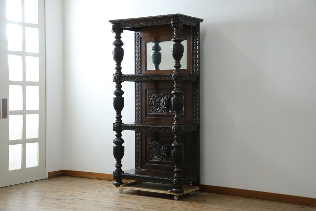 イギリスアンティーク　珍しいデザイン!　オーク材　凝った彫刻が目を引く縦型オープンシェルフ　(R-058367)