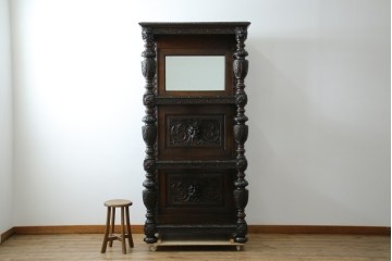 イギリスアンティーク　珍しいデザイン!　オーク材　凝った彫刻が目を引く縦型オープンシェルフ　(R-058367)