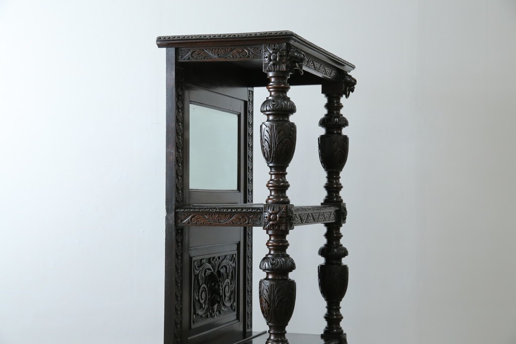 イギリスアンティーク　珍しいデザイン!　オーク材　凝った彫刻が目を引く縦型オープンシェルフ　(R-058367)