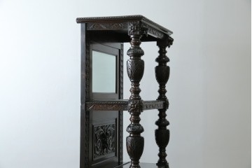 イギリスアンティーク　珍しいデザイン!　オーク材　凝った彫刻が目を引く縦型オープンシェルフ　(R-058367)