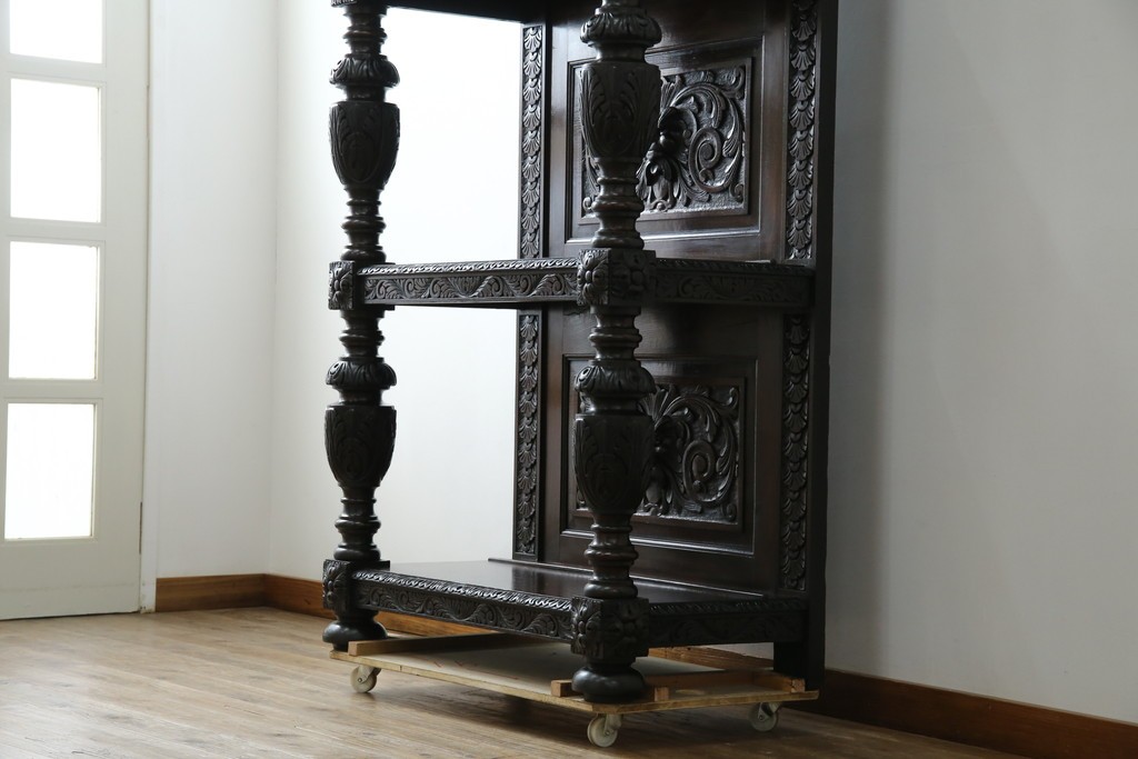 イギリスアンティーク　珍しいデザイン!　オーク材　凝った彫刻が目を引く縦型オープンシェルフ　(R-058367)