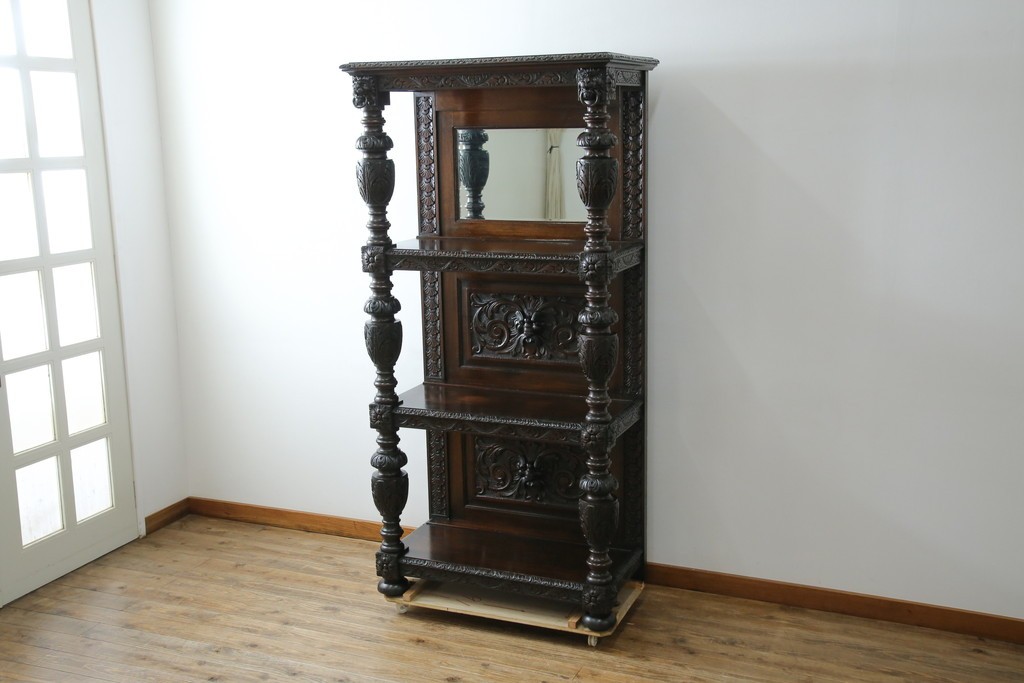 イギリスアンティーク　珍しいデザイン!　オーク材　凝った彫刻が目を引く縦型オープンシェルフ　(R-058367)