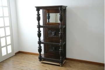 イギリスアンティーク　珍しいデザイン!　オーク材　凝った彫刻が目を引く縦型オープンシェルフ　(R-058367)