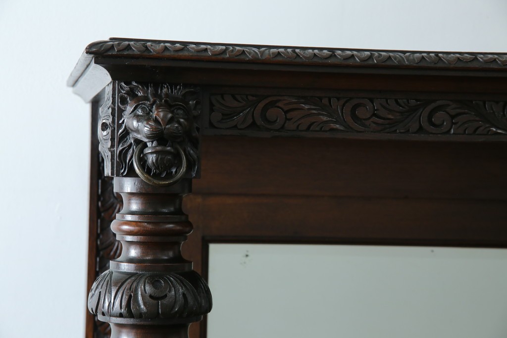 イギリスアンティーク　珍しいデザイン!　オーク材　凝った彫刻が目を引く縦型オープンシェルフ　(R-058367)