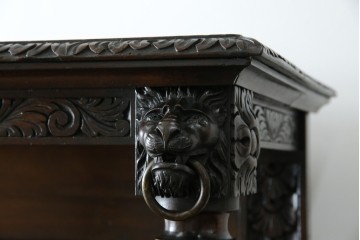 イギリスアンティーク　珍しいデザイン!　オーク材　凝った彫刻が目を引く縦型オープンシェルフ　(R-058367)