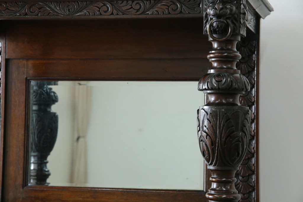 イギリスアンティーク　珍しいデザイン!　オーク材　凝った彫刻が目を引く縦型オープンシェルフ　(R-058367)