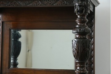 イギリスアンティーク　珍しいデザイン!　オーク材　凝った彫刻が目を引く縦型オープンシェルフ　(R-058367)