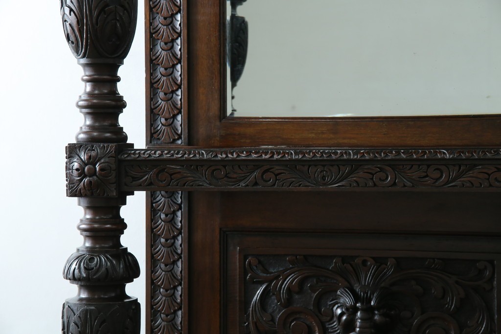 イギリスアンティーク　珍しいデザイン!　オーク材　凝った彫刻が目を引く縦型オープンシェルフ　(R-058367)