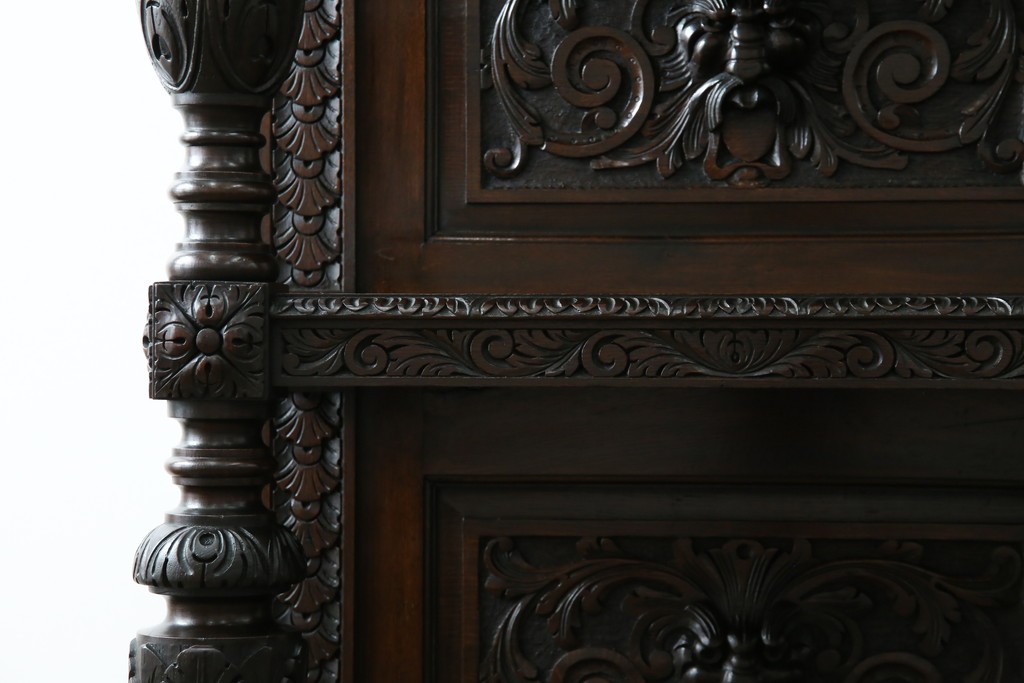 イギリスアンティーク　珍しいデザイン!　オーク材　凝った彫刻が目を引く縦型オープンシェルフ　(R-058367)