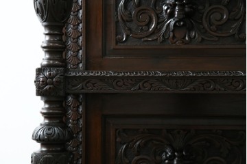 イギリスアンティーク　珍しいデザイン!　オーク材　凝った彫刻が目を引く縦型オープンシェルフ　(R-058367)