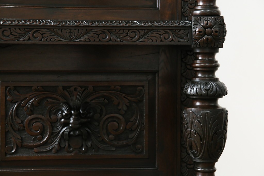 イギリスアンティーク　珍しいデザイン!　オーク材　凝った彫刻が目を引く縦型オープンシェルフ　(R-058367)