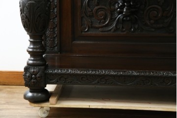 イギリスアンティーク　珍しいデザイン!　オーク材　凝った彫刻が目を引く縦型オープンシェルフ　(R-058367)