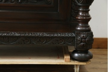 イギリスアンティーク　珍しいデザイン!　オーク材　凝った彫刻が目を引く縦型オープンシェルフ　(R-058367)