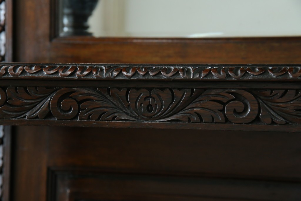 イギリスアンティーク　珍しいデザイン!　オーク材　凝った彫刻が目を引く縦型オープンシェルフ　(R-058367)