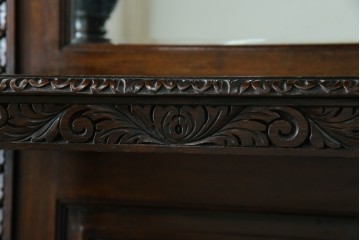 イギリスアンティーク　珍しいデザイン!　オーク材　凝った彫刻が目を引く縦型オープンシェルフ　(R-058367)