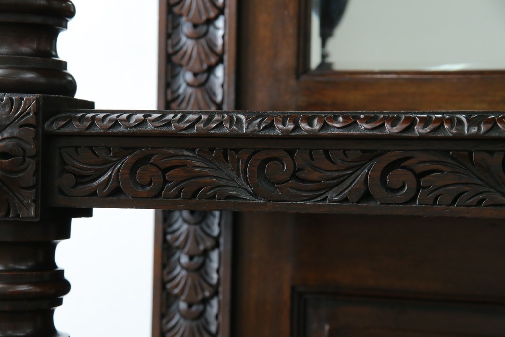 イギリスアンティーク　珍しいデザイン!　オーク材　凝った彫刻が目を引く縦型オープンシェルフ　(R-058367)