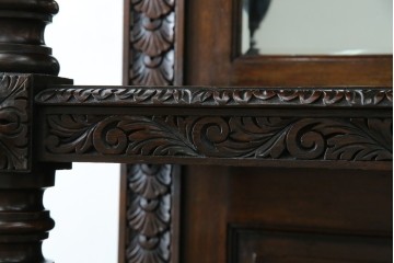 イギリスアンティーク　珍しいデザイン!　オーク材　凝った彫刻が目を引く縦型オープンシェルフ　(R-058367)