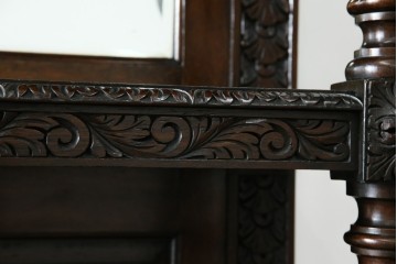 イギリスアンティーク　珍しいデザイン!　オーク材　凝った彫刻が目を引く縦型オープンシェルフ　(R-058367)