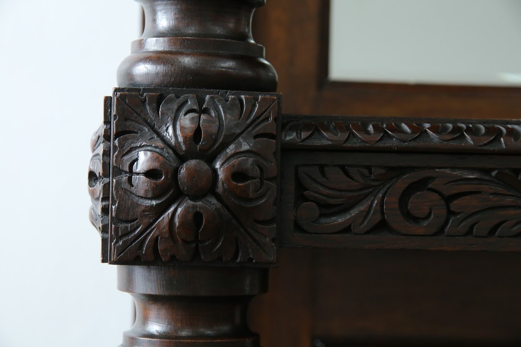 イギリスアンティーク　珍しいデザイン!　オーク材　凝った彫刻が目を引く縦型オープンシェルフ　(R-058367)