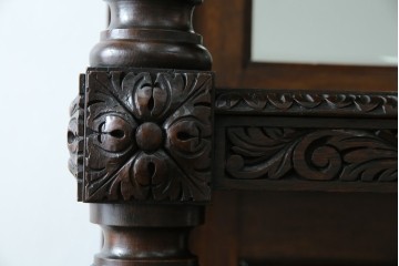 イギリスアンティーク　珍しいデザイン!　オーク材　凝った彫刻が目を引く縦型オープンシェルフ　(R-058367)