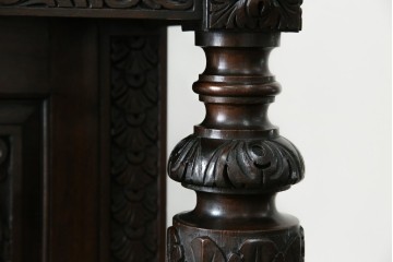 イギリスアンティーク　珍しいデザイン!　オーク材　凝った彫刻が目を引く縦型オープンシェルフ　(R-058367)