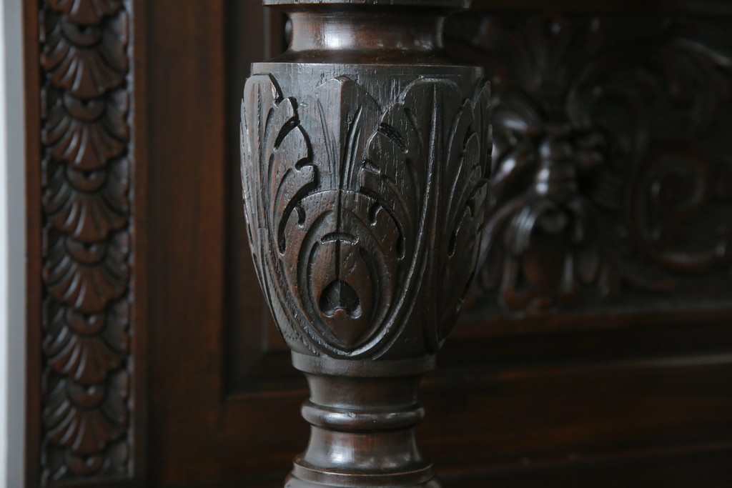 イギリスアンティーク　珍しいデザイン!　オーク材　凝った彫刻が目を引く縦型オープンシェルフ　(R-058367)