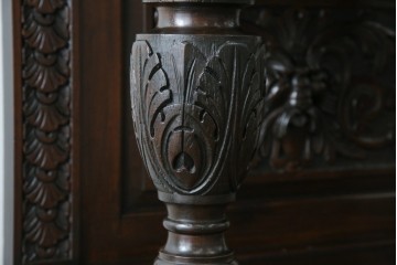 イギリスアンティーク　珍しいデザイン!　オーク材　凝った彫刻が目を引く縦型オープンシェルフ　(R-058367)