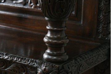 イギリスアンティーク　珍しいデザイン!　オーク材　凝った彫刻が目を引く縦型オープンシェルフ　(R-058367)