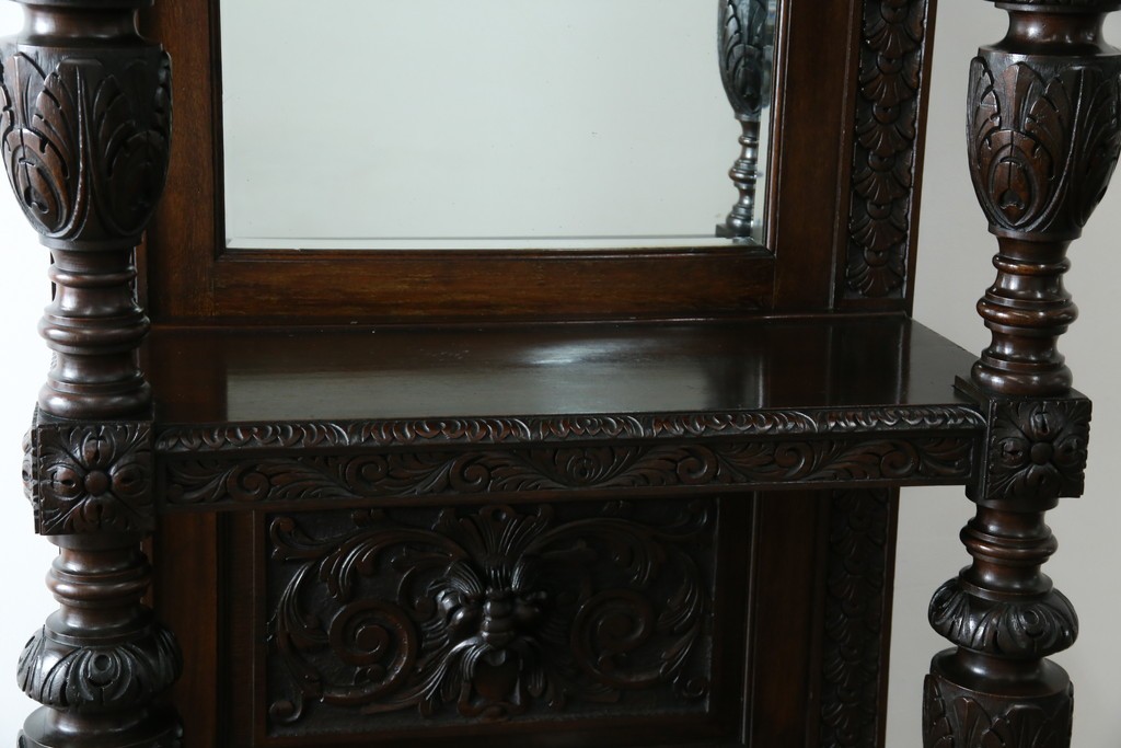 イギリスアンティーク　珍しいデザイン!　オーク材　凝った彫刻が目を引く縦型オープンシェルフ　(R-058367)