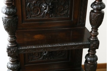 イギリスアンティーク　珍しいデザイン!　オーク材　凝った彫刻が目を引く縦型オープンシェルフ　(R-058367)