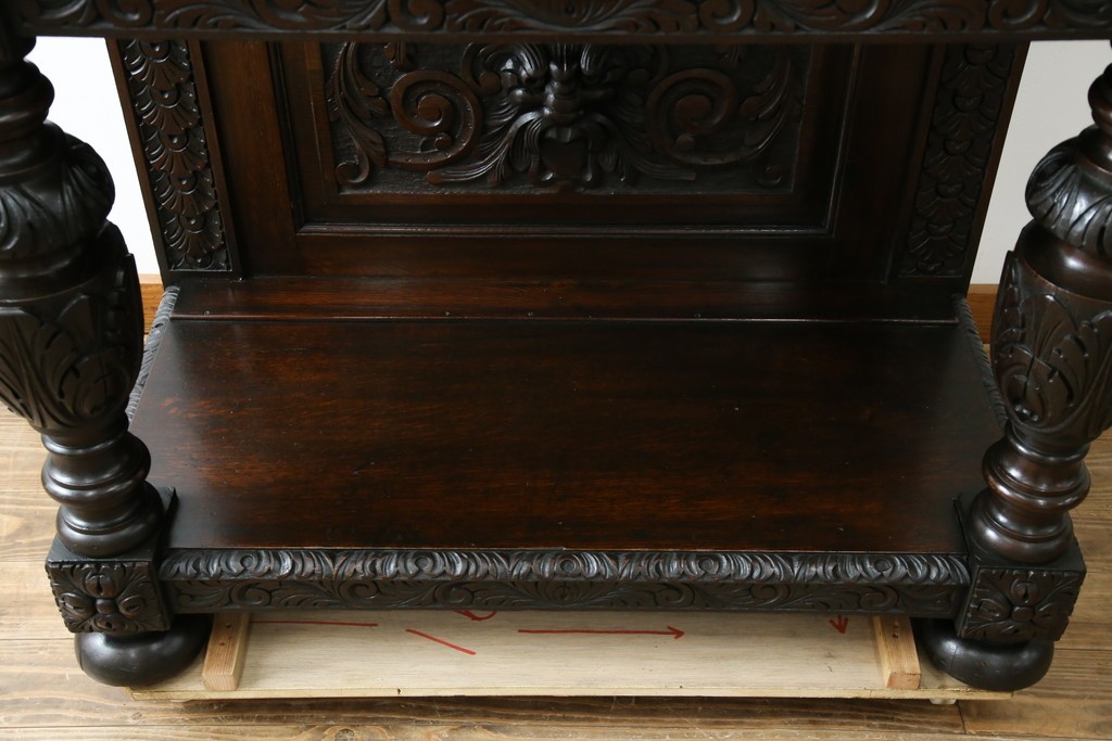 イギリスアンティーク　珍しいデザイン!　オーク材　凝った彫刻が目を引く縦型オープンシェルフ　(R-058367)