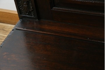 イギリスアンティーク　珍しいデザイン!　オーク材　凝った彫刻が目を引く縦型オープンシェルフ　(R-058367)