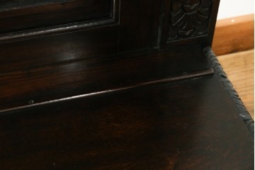 イギリスアンティーク　珍しいデザイン!　オーク材　凝った彫刻が目を引く縦型オープンシェルフ　(R-058367)