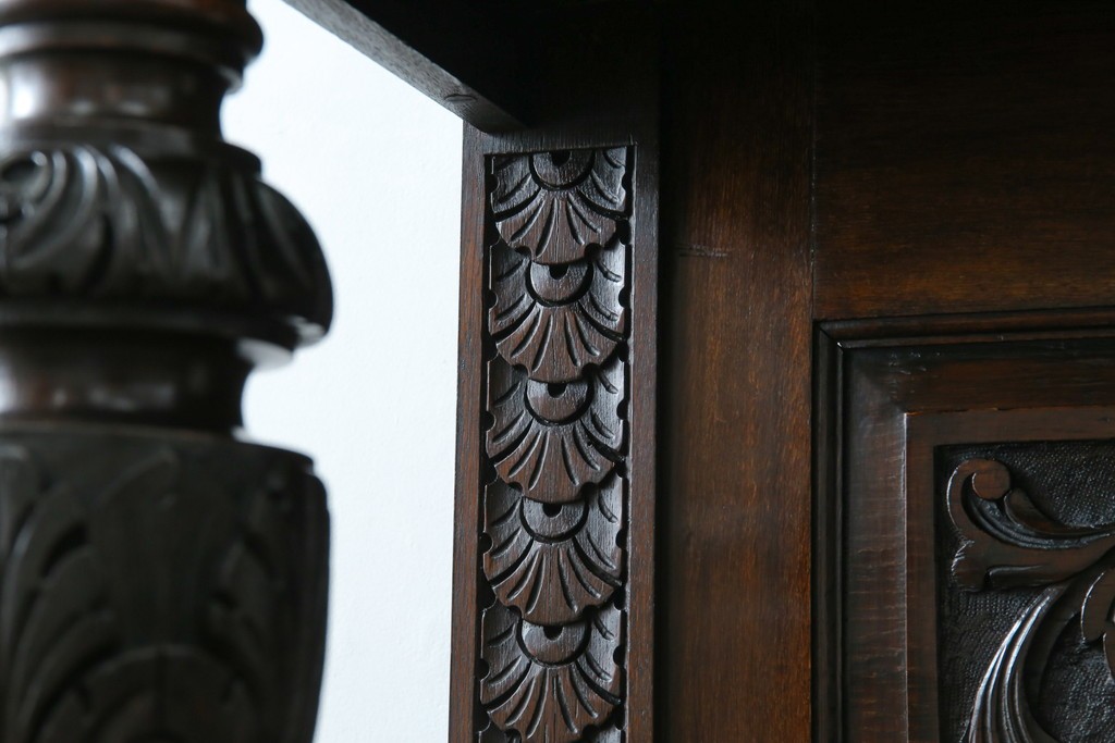 イギリスアンティーク　珍しいデザイン!　オーク材　凝った彫刻が目を引く縦型オープンシェルフ　(R-058367)