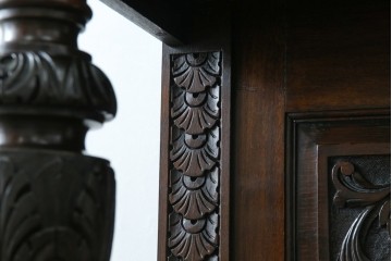 イギリスアンティーク　珍しいデザイン!　オーク材　凝った彫刻が目を引く縦型オープンシェルフ　(R-058367)