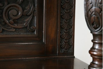 イギリスアンティーク　珍しいデザイン!　オーク材　凝った彫刻が目を引く縦型オープンシェルフ　(R-058367)