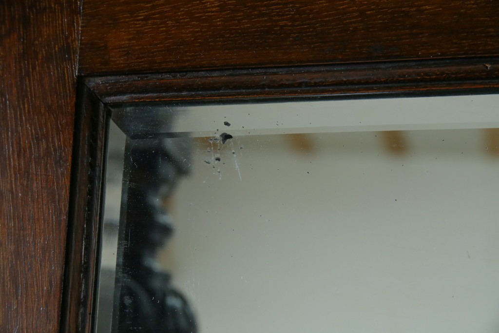 イギリスアンティーク　珍しいデザイン!　オーク材　凝った彫刻が目を引く縦型オープンシェルフ　(R-058367)