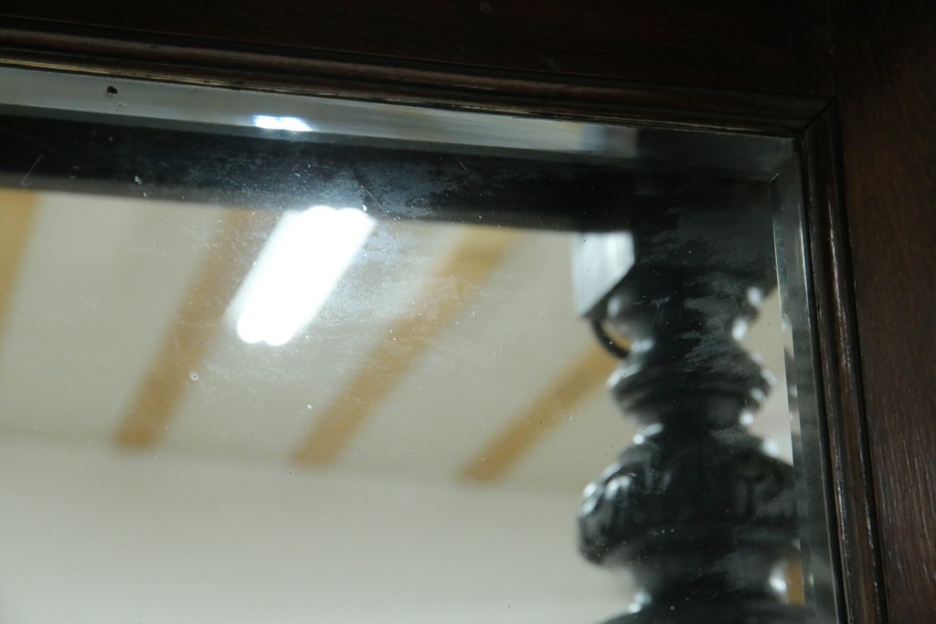 イギリスアンティーク　珍しいデザイン!　オーク材　凝った彫刻が目を引く縦型オープンシェルフ　(R-058367)