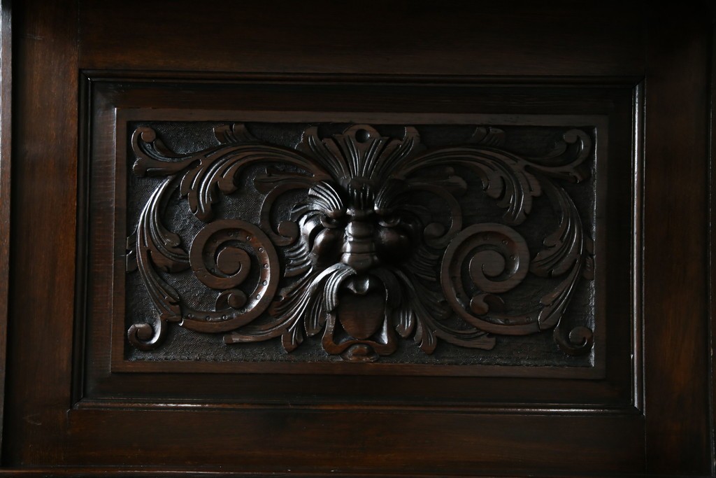 イギリスアンティーク　珍しいデザイン!　オーク材　凝った彫刻が目を引く縦型オープンシェルフ　(R-058367)