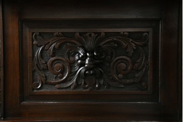 イギリスアンティーク　珍しいデザイン!　オーク材　凝った彫刻が目を引く縦型オープンシェルフ　(R-058367)