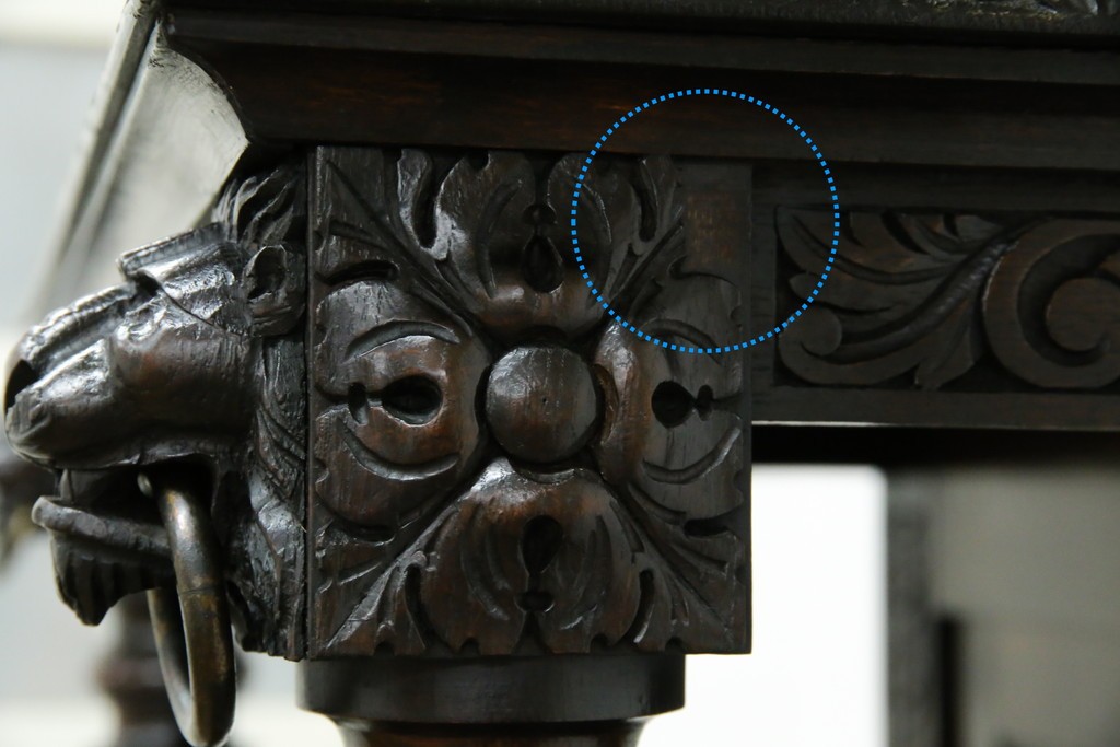 イギリスアンティーク　珍しいデザイン!　オーク材　凝った彫刻が目を引く縦型オープンシェルフ　(R-058367)