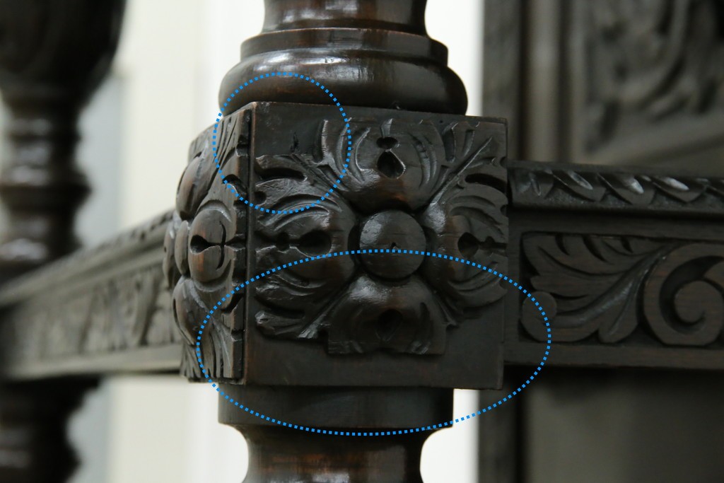 イギリスアンティーク　珍しいデザイン!　オーク材　凝った彫刻が目を引く縦型オープンシェルフ　(R-058367)