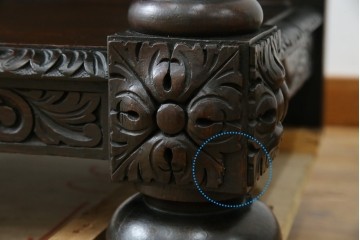 イギリスアンティーク　珍しいデザイン!　オーク材　凝った彫刻が目を引く縦型オープンシェルフ　(R-058367)