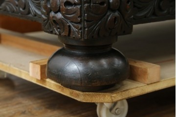 イギリスアンティーク　珍しいデザイン!　オーク材　凝った彫刻が目を引く縦型オープンシェルフ　(R-058367)