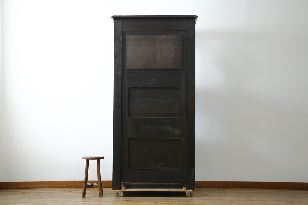 イギリスアンティーク　珍しいデザイン!　オーク材　凝った彫刻が目を引く縦型オープンシェルフ　(R-058367)